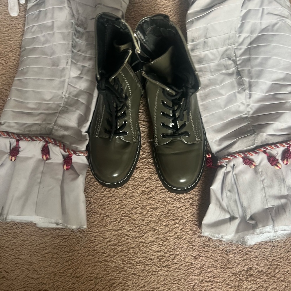 Adult Pennywise Costume in Silver and Red - Picture 7 of 16